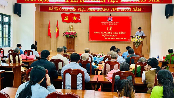 Xã Kon Đào trao tặng Huy hiệu Đảng đợt 2/9 cho 11 đảng viên